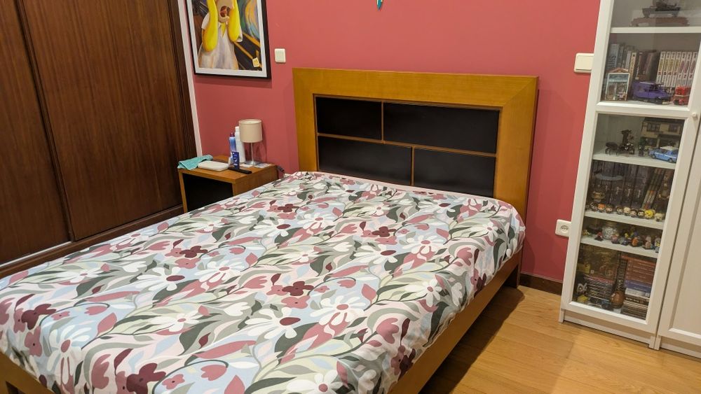 Mobília de quarto - Cama 140x190, cómoda e mesinha cabeceira