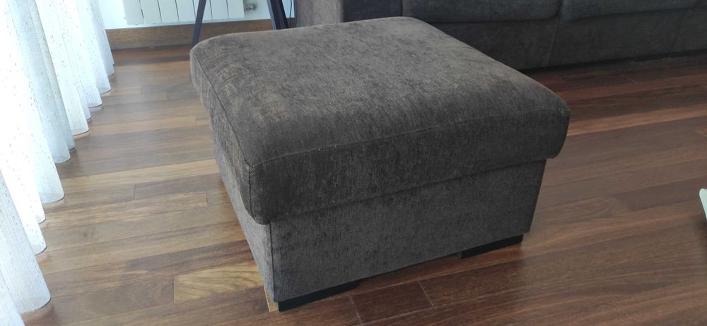 Sofá em tecido castanho + puff