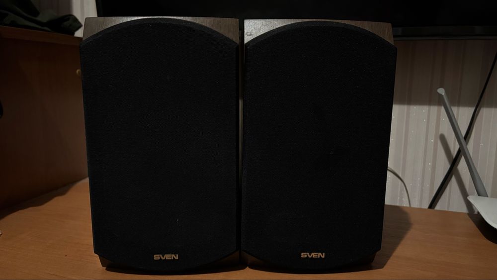 Компʼютер у повному комплекті. Сист. блок, монітор, колонки