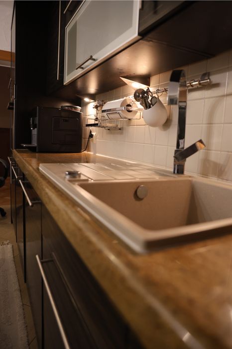 Kuchnia wraz z blatem granitowym i sprzętami