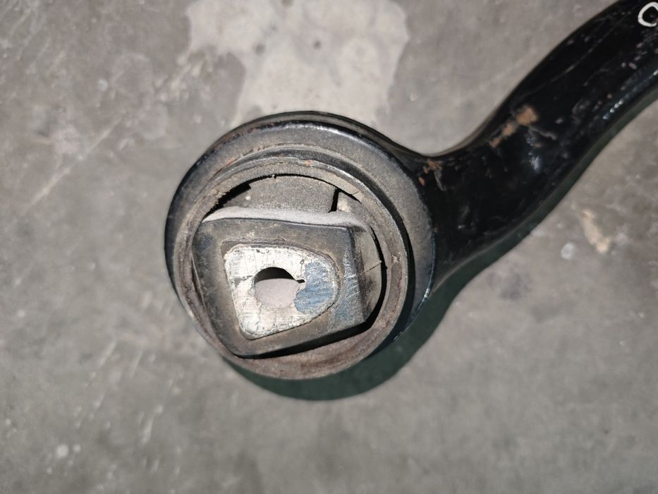 Важіль передній правий нижній