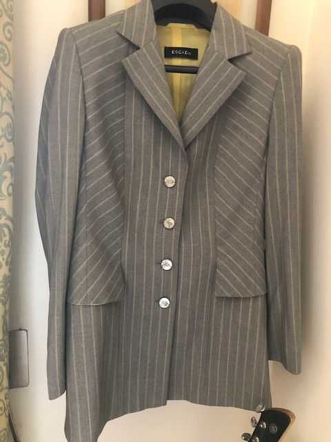 Elegante casaco Srª cinza, com riscas verde oliva, marca luxo Escada