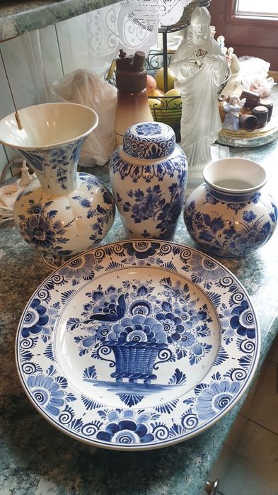 Wazon, Delft, kwiaty i ptak, pies, wys. 27 cm, 1966