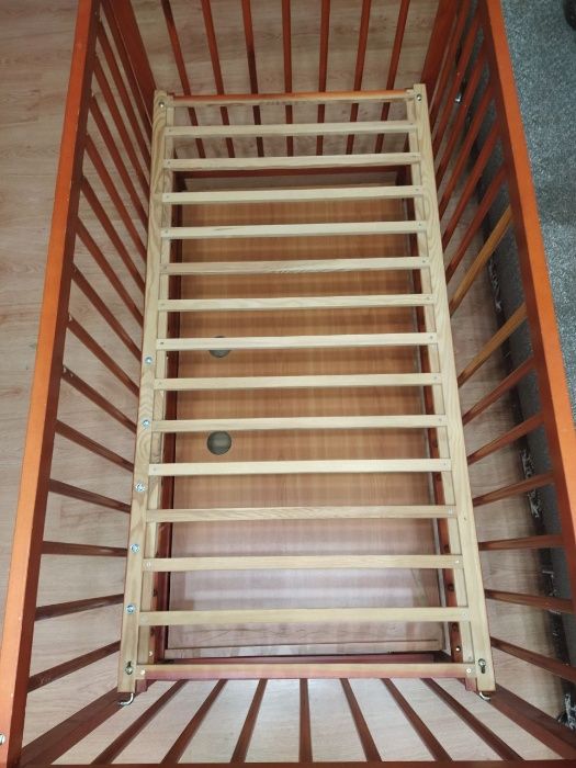 Продам детскую кроватку с ортопедическим матрасом и бельем