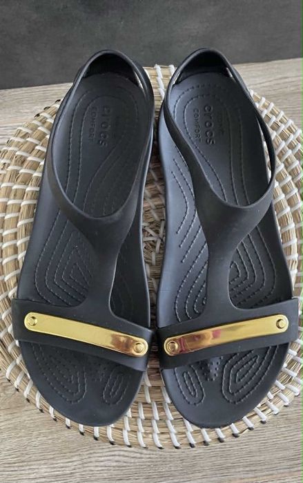 Crocs sandały Serena Metallic Bar Gold/Black W9 39/40