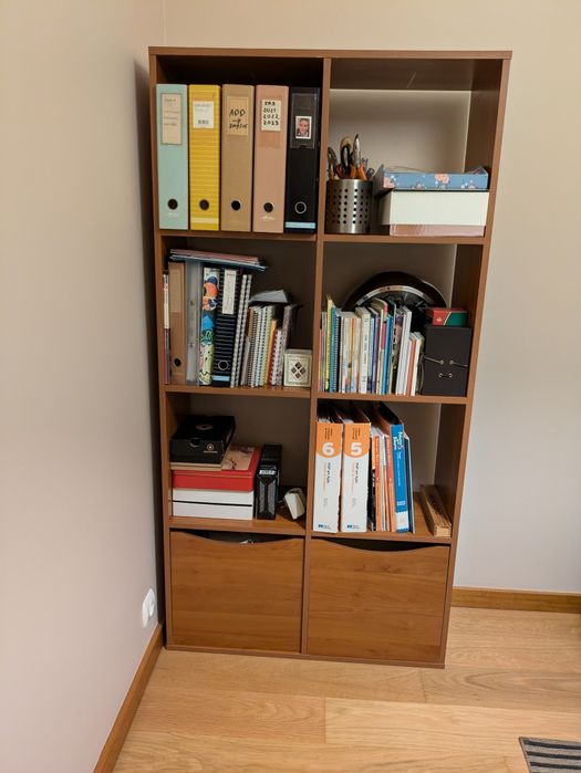 Estante com prateleiras e gavetas