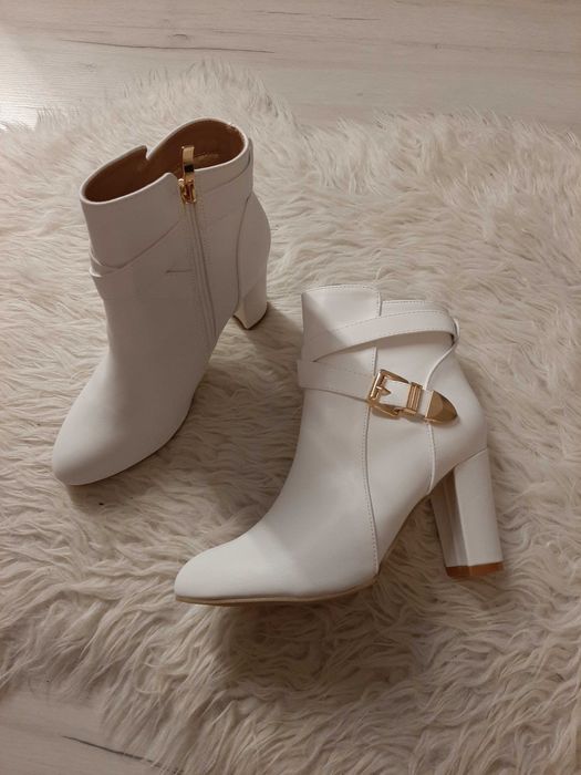 Piękne białe kozaki na wygodnym szerszym obcasie ok 8cm 39