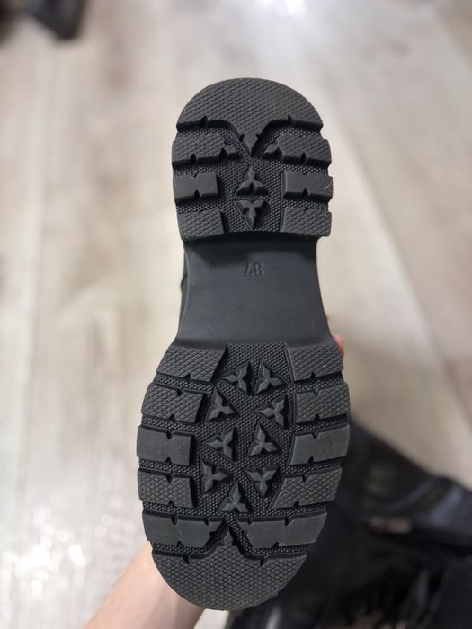 Чорні шкіряні ботинки