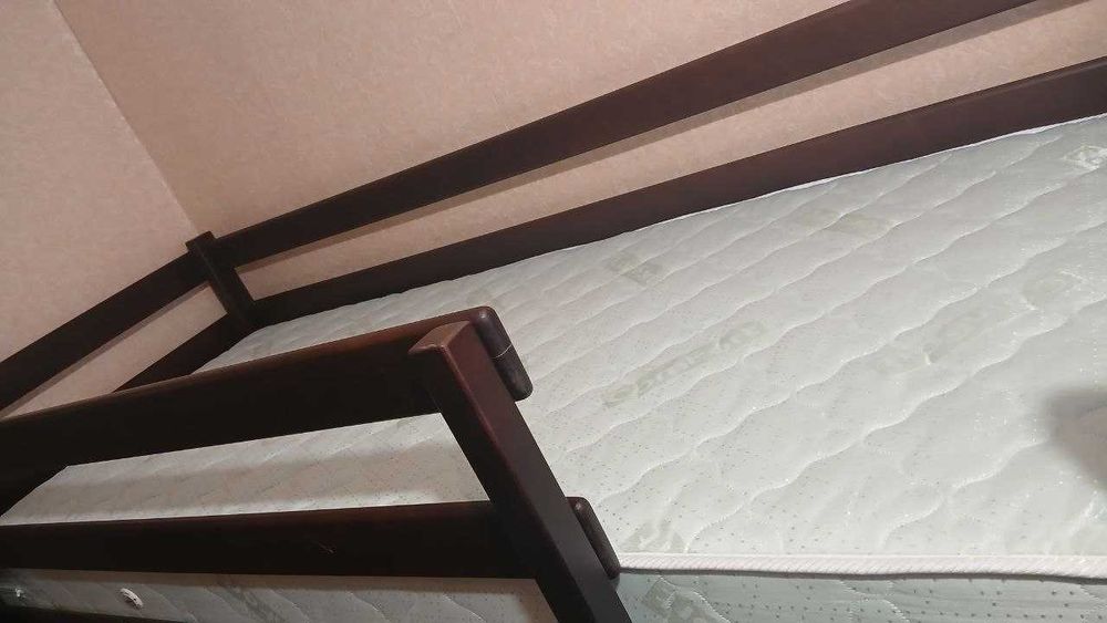 Продам двоповерхове дерев'яне ліжко "Шрек", разом з матрацами.