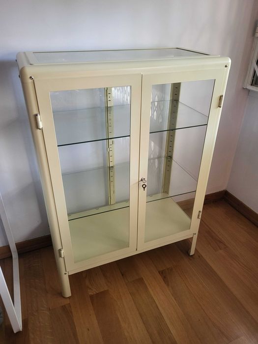 Vitrina amarela IKEA
