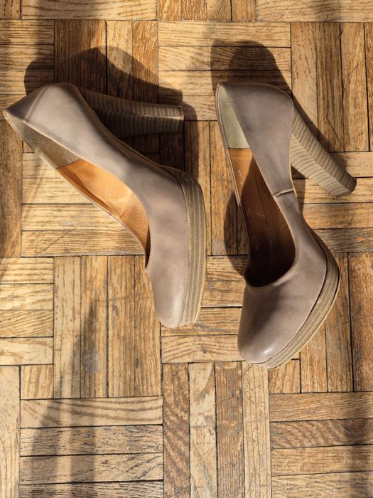 Skórzane buty na wysokim obcasie