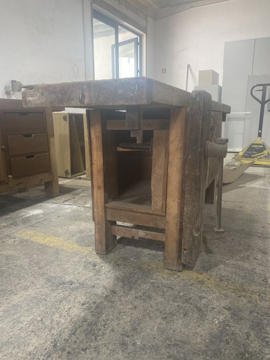 Bancadas de marceneiro e arca antiga
