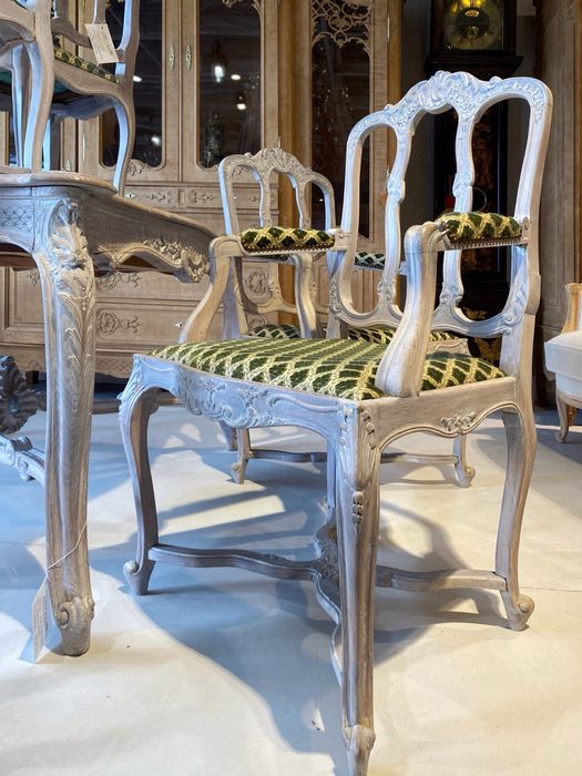 Zabytkowe krzesla ludwikowskie