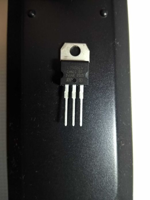 Транзистор  12W 7002. 2SC1815, L7912CV, KTA1046 Y