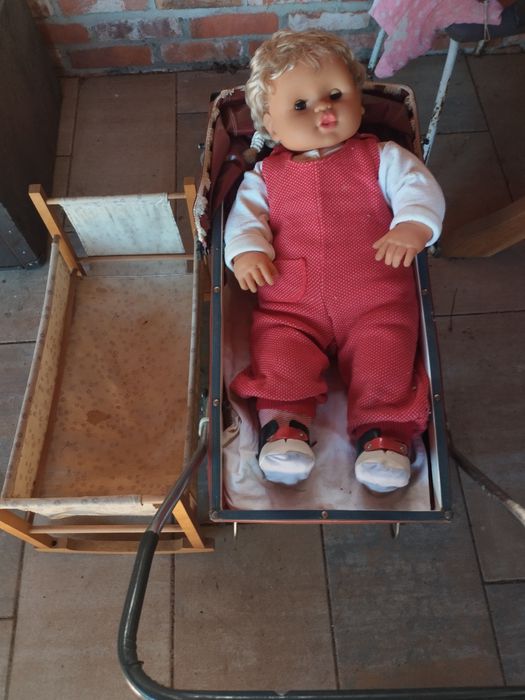 Stara lalka z wózkiem i kołyską