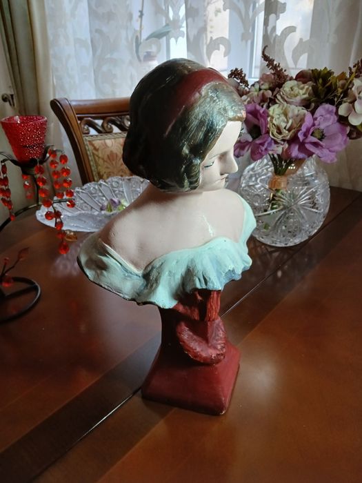 Статуєтка девушки бюст  19 века