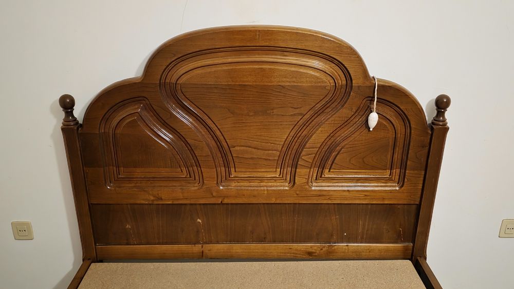 Cama em madeira maciça