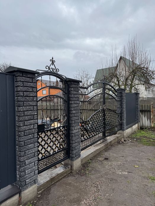 Дахи нові ,старі . Внутрішні роботи . Паркани