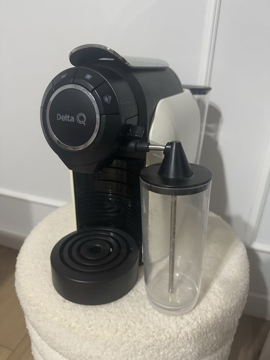 Jak NOWY piekny biały ekspres do kawy Delta na kapsulki ze spieniaczem