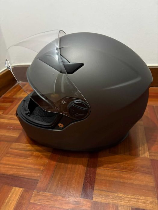 Casaco, capacete e luvas para mota