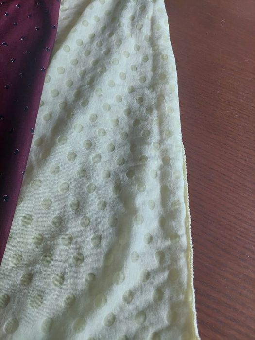 dwa kominy bordowy i jasnożółty