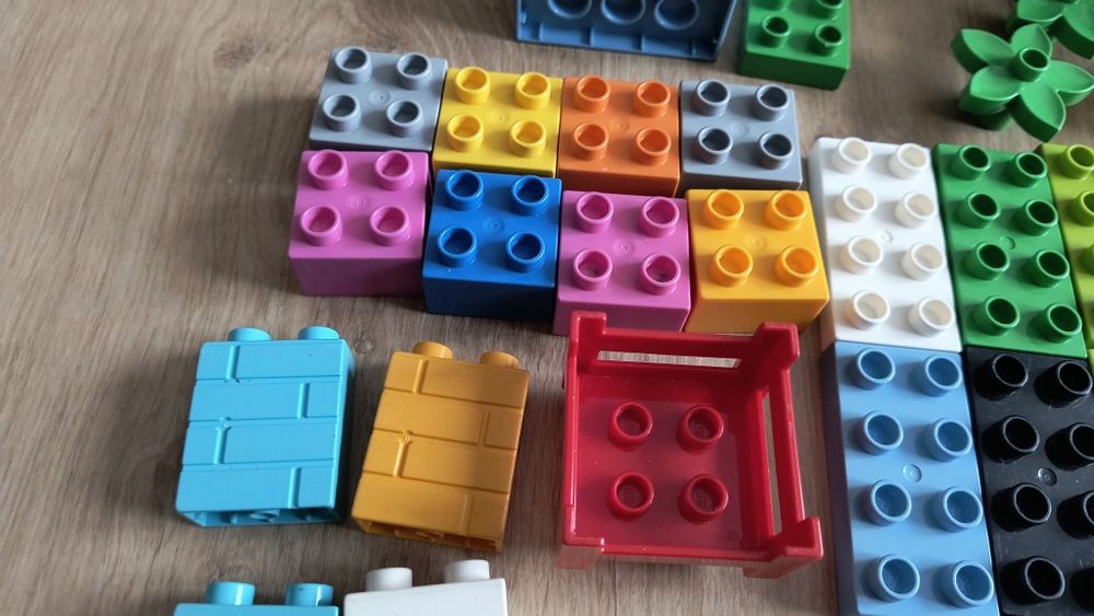 Duży zestaw LEGO DUPLO – mix klocków + samolot, figurka, dodatki