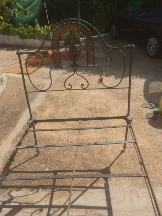 Cama em ferro antiga