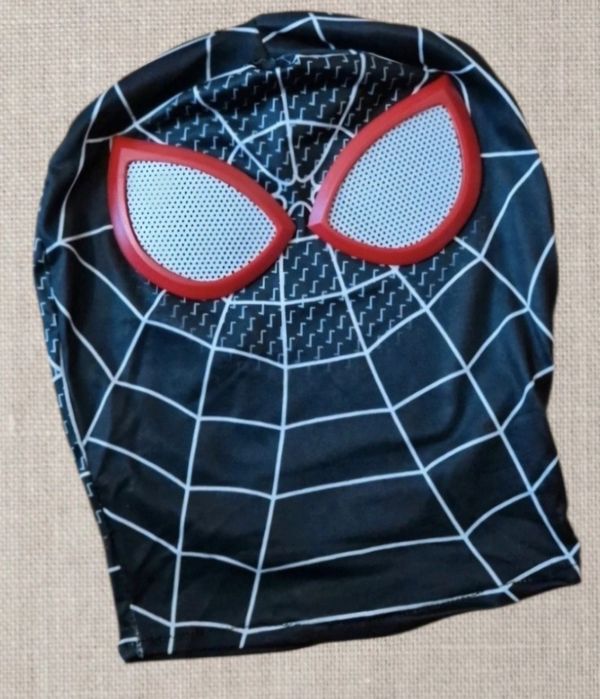 Czarna maska spiderman