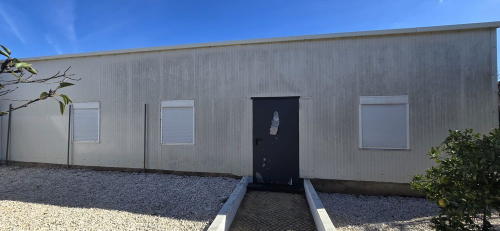 Vende se estrutura de folha sandwicheira com portão.