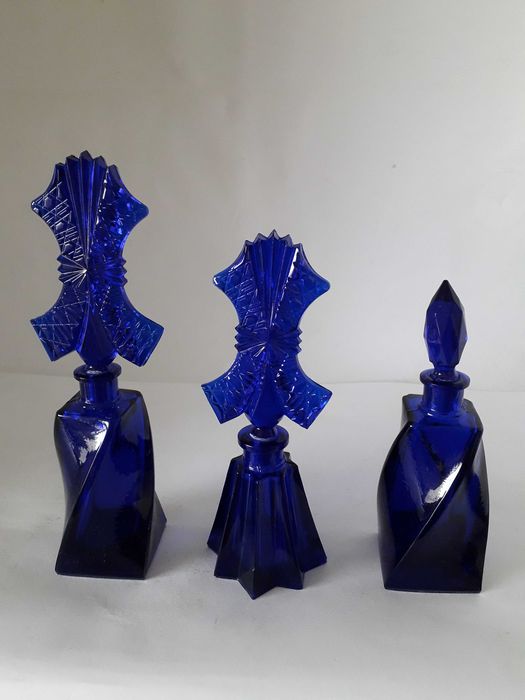 Zestaw trzech flakonów.