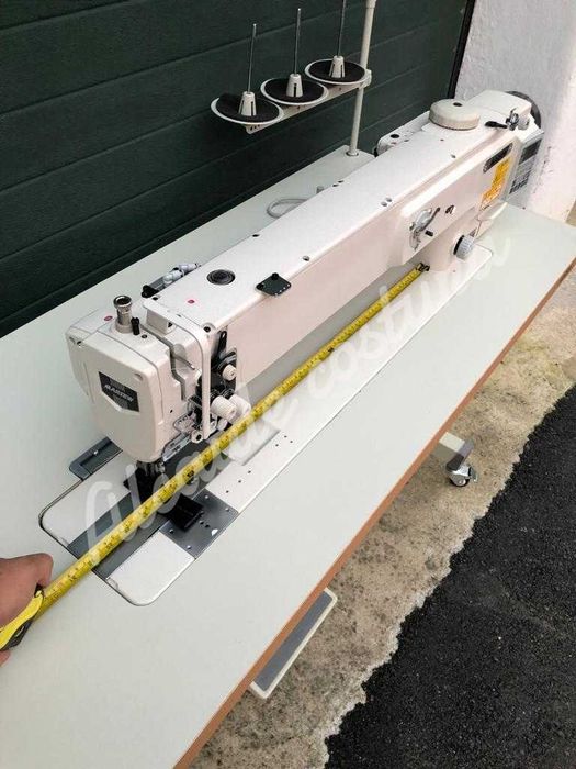 Máquina de costura industrial triplo arrasto braço longo.