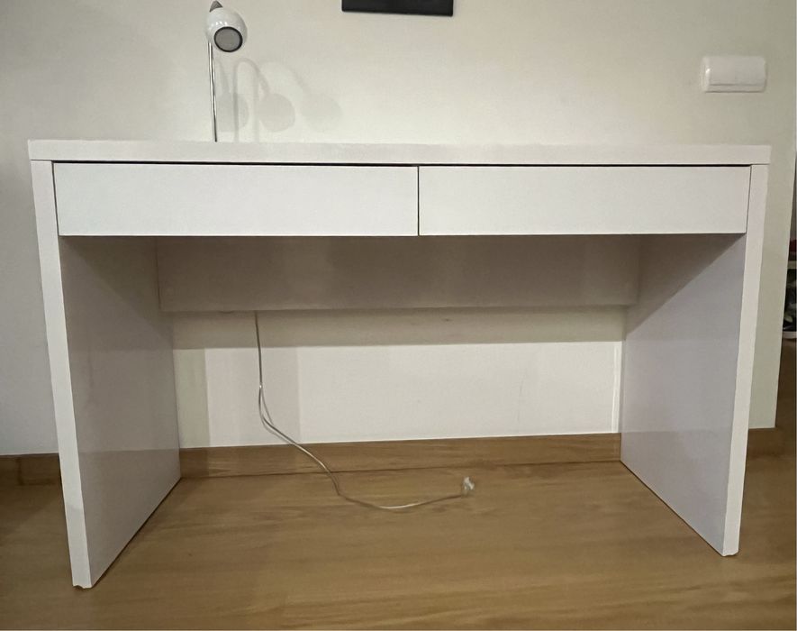 Secretária branca com duas gavetas