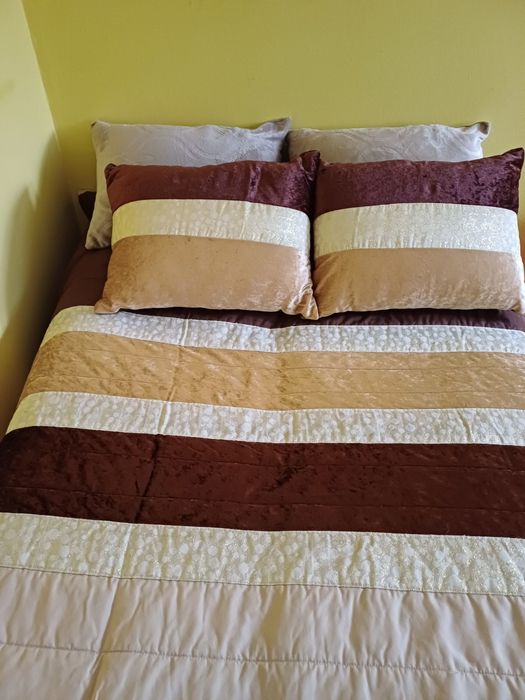 Coberta cama de casal +4 almofadas. 15 euros.