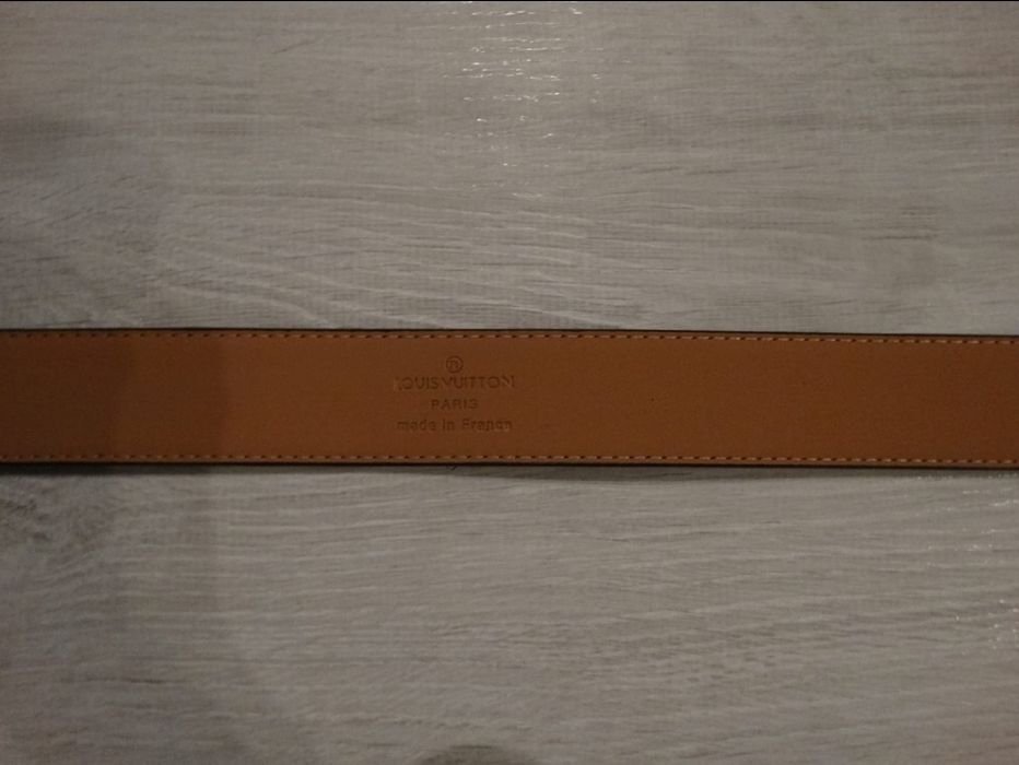 Czarny pasek Louis Vuitton.