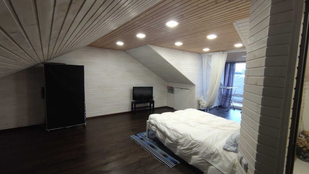 Продається трикімнатна квартира (частина будинку)