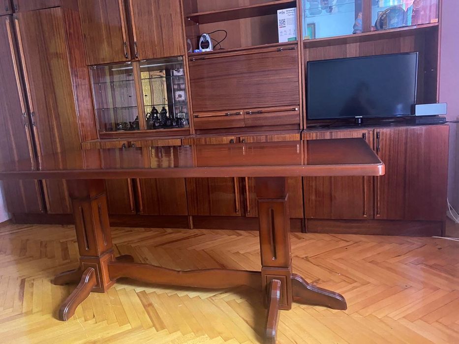 Деревʼяний стіл для вітальні