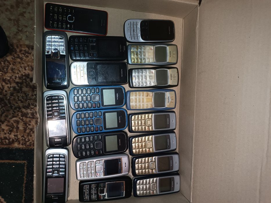 Лот з мобільних тиліфонів