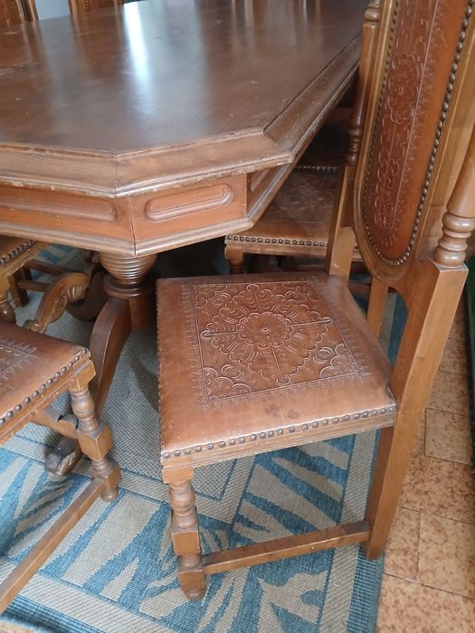 Mesa e 8 cadeiras com 80 anos
