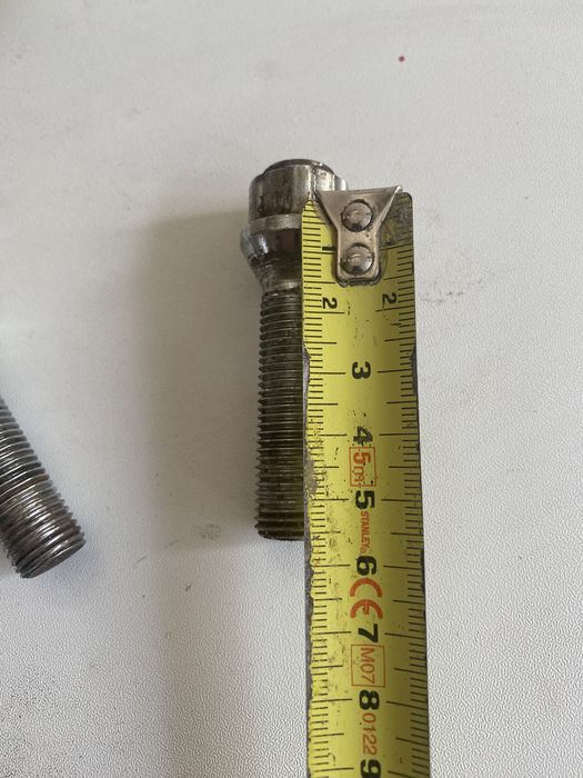 Pernos longos com chave segredo