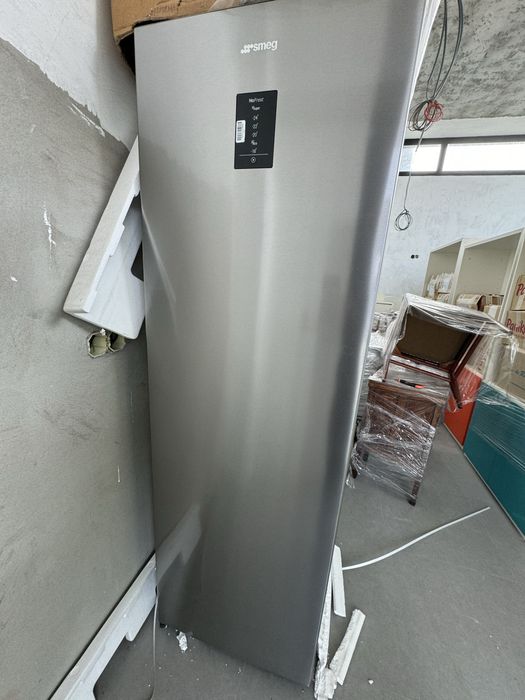 Congelador vertical Smeg novo
