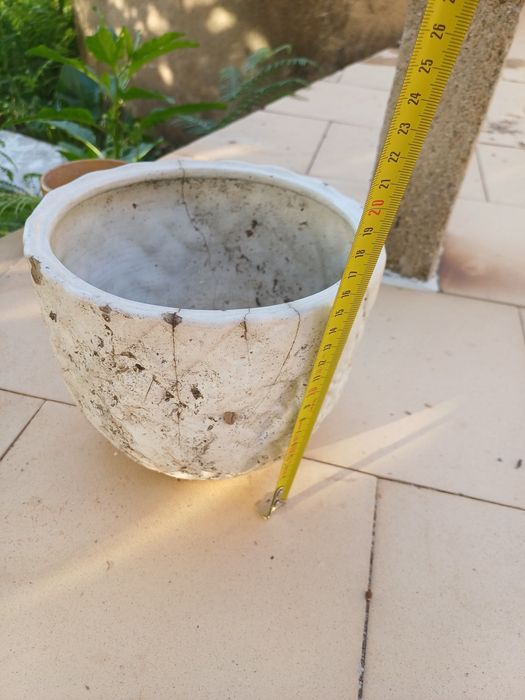 Vaso de louça branco usado