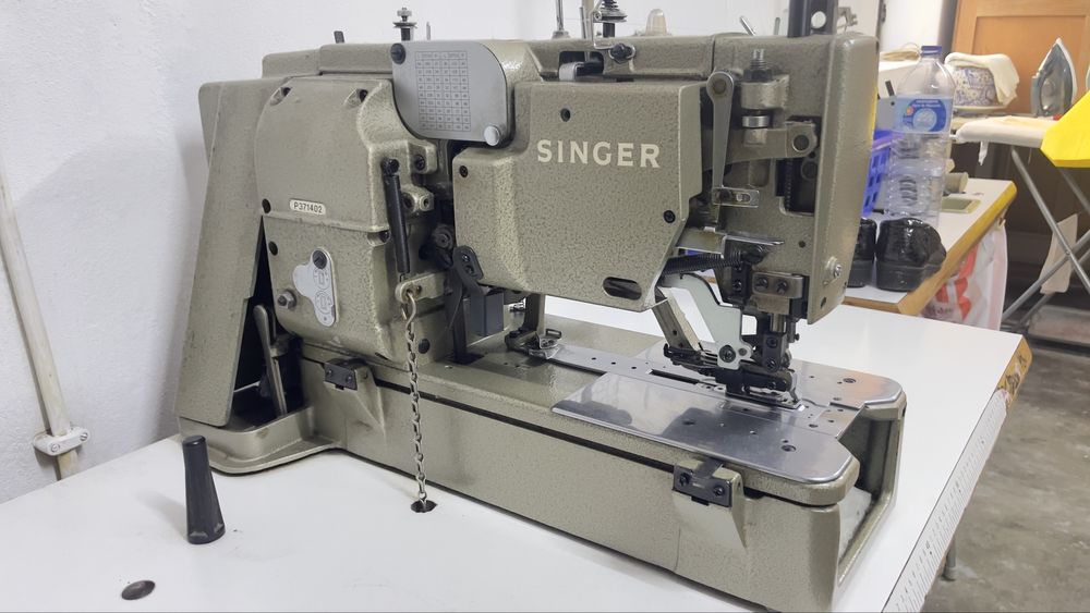 Máquina de Casear + mesa Singer