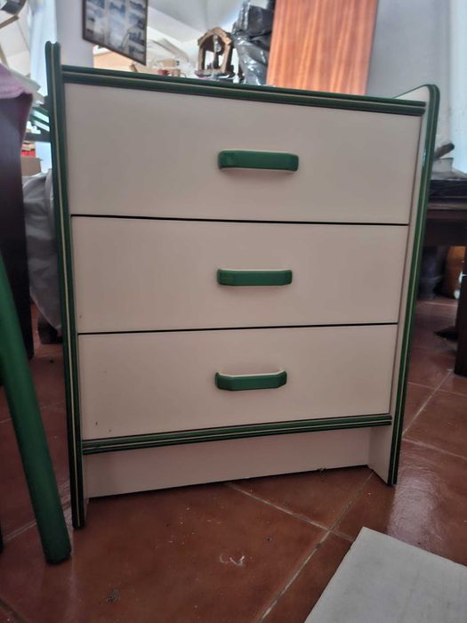Conjunto de quarto: 2 camas individuais com colchões, mesa de cabeceira e roupeiro