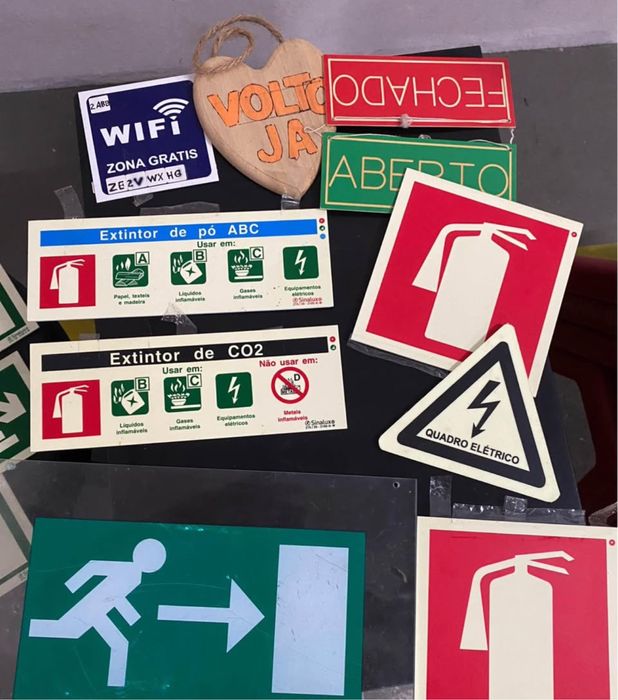 Vendo  prateleiras,,cinalizacoes e extintores de incendio