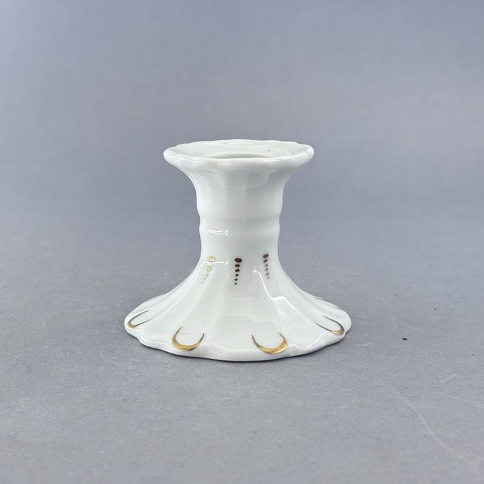 piękny biały złocony świecznik porcelanowy