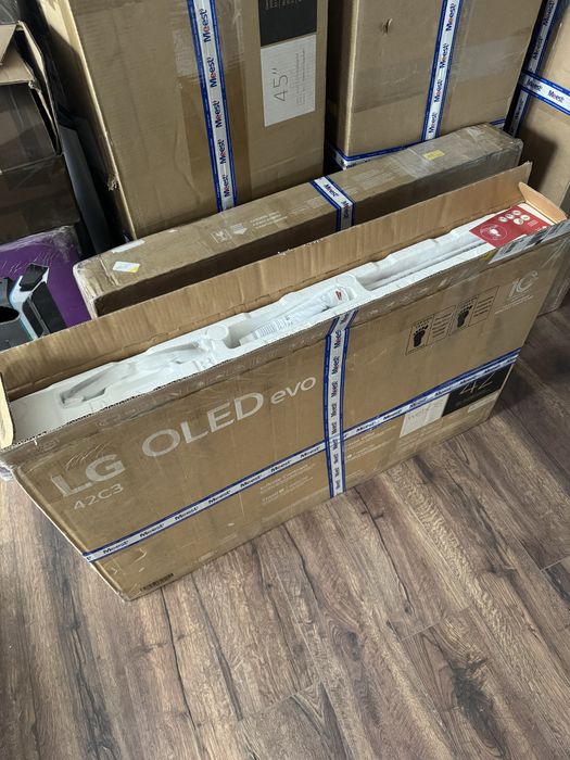 Продам новий OLED42 C31LA  америка