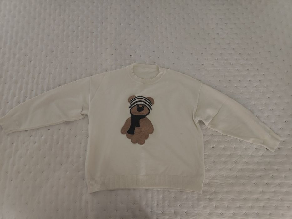 Beżowy sweterk z misiem