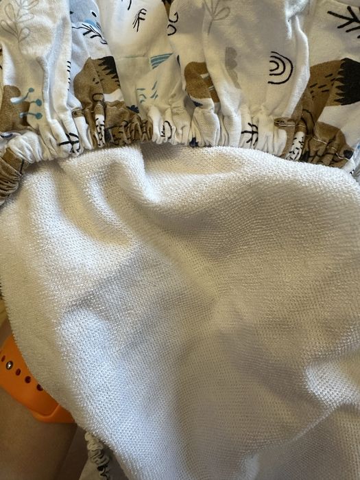 Непромокаючі простирадла на резинці у візочок, одне муслін