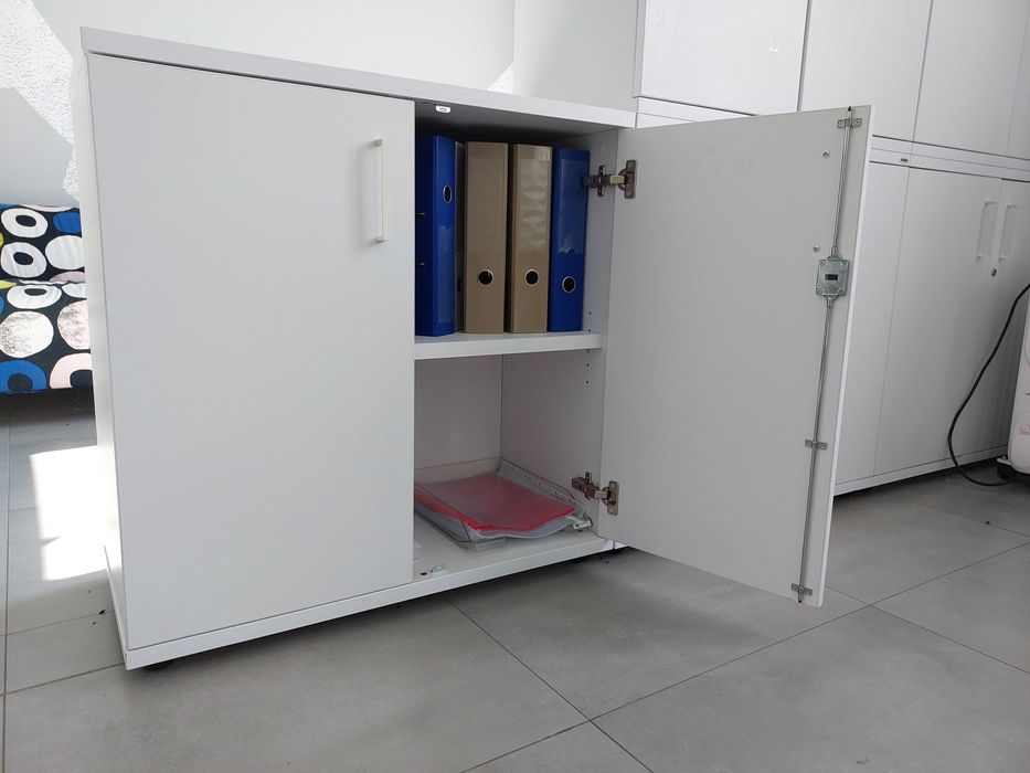 Biała szafka biurowa zamykana na klucz – 80 × 40 × 80 cm