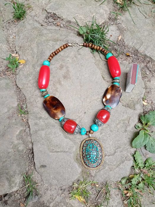 Буси жiночi з кулоном